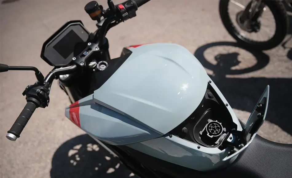 Hoe wordt de connector van een elektrische motorfiets aangeslotenï¼